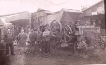 Photo ancienne en noir et blanc représentant un groupe d'agriculteurs