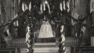 Photo ancienne en noir et blanc représentant une cloche en l'église de Feldkirch