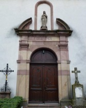 Photo couleur du portail de l'église de Feldkirch